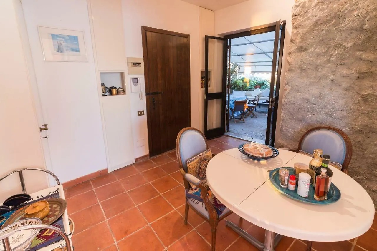 Appartamento Nella Torre Grimaldi  0*, Grimaldi (Liguria)